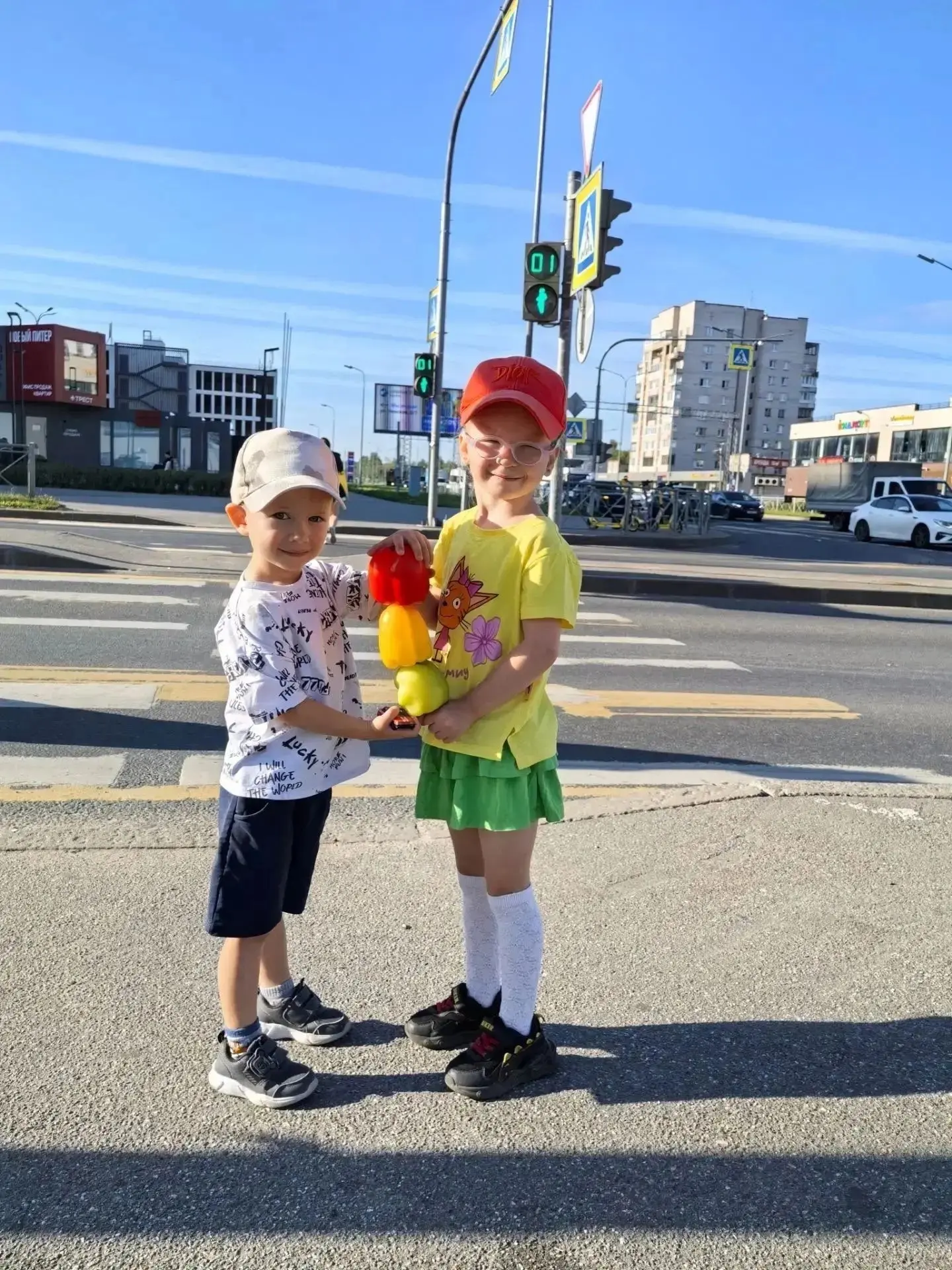 **Светофору — 112 лет! 🚦 Наша средняя группа А СП устроила праздничный фото-челлендж**