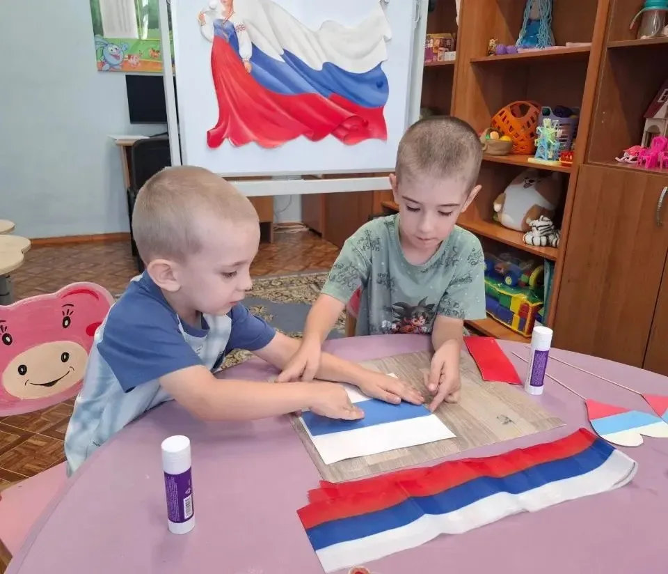 Мой первый значок - флаг России!