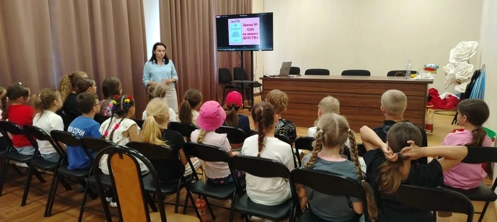 На летней досуговой площадке «Кино-домино» прошла важная беседа, посвящённая закону Кра...