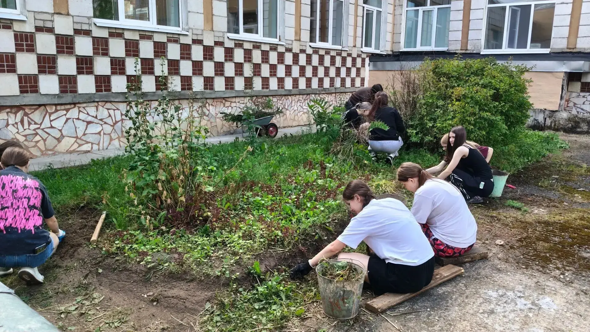 Лето — это не только отдых, это возможность проявить себя. 🌿

Трудовой отряд — это про дружбу, про 