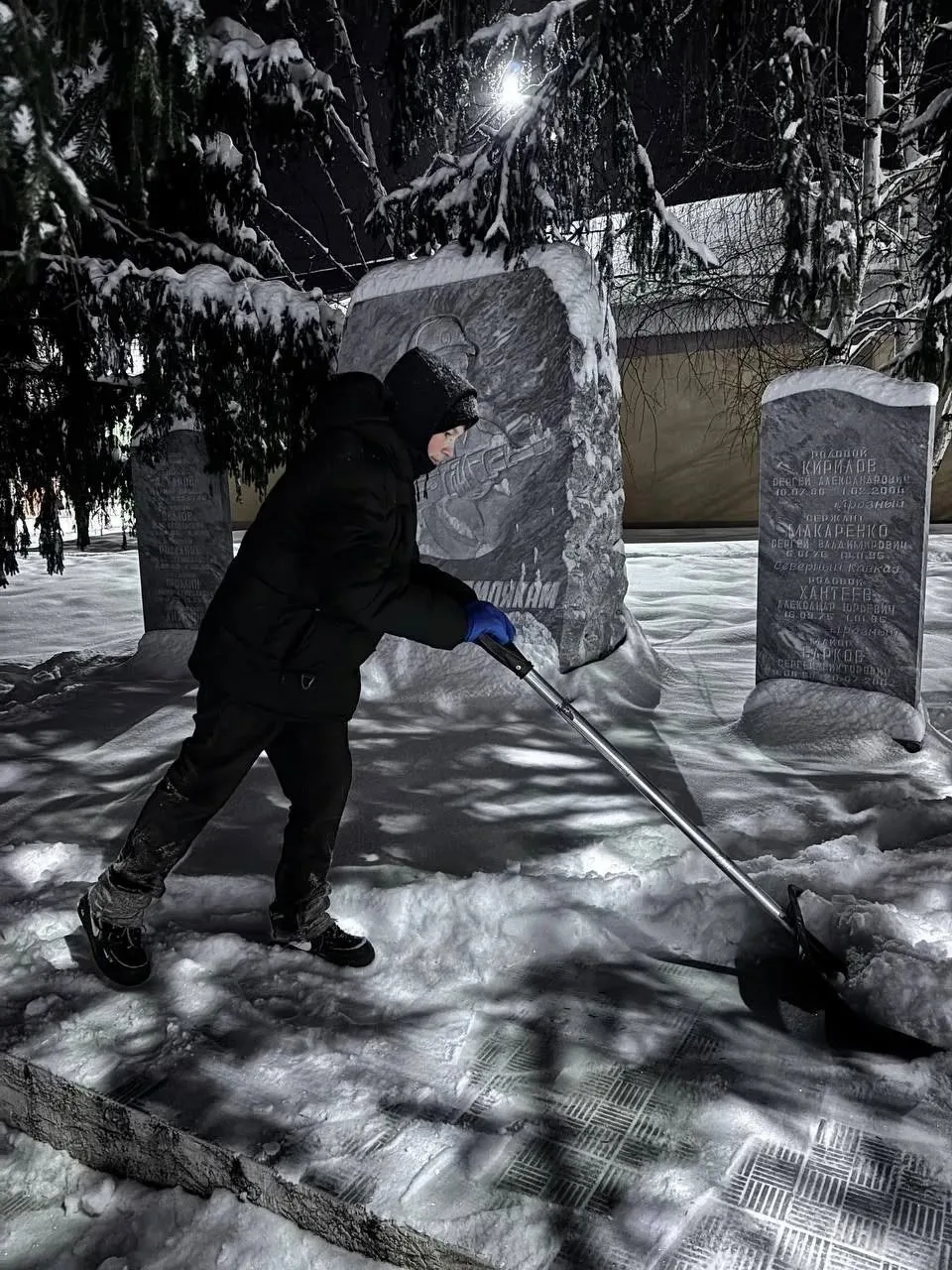 И один в поле воин. После сильных снегопадов, которые обрушились на наше село, многие объекты нуждал