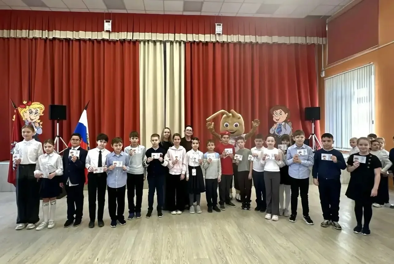 🏅Мы продолжаем награждать наших ребят знаками  ГТО на торжественных мероприятиях!  🏆Заместитель дире