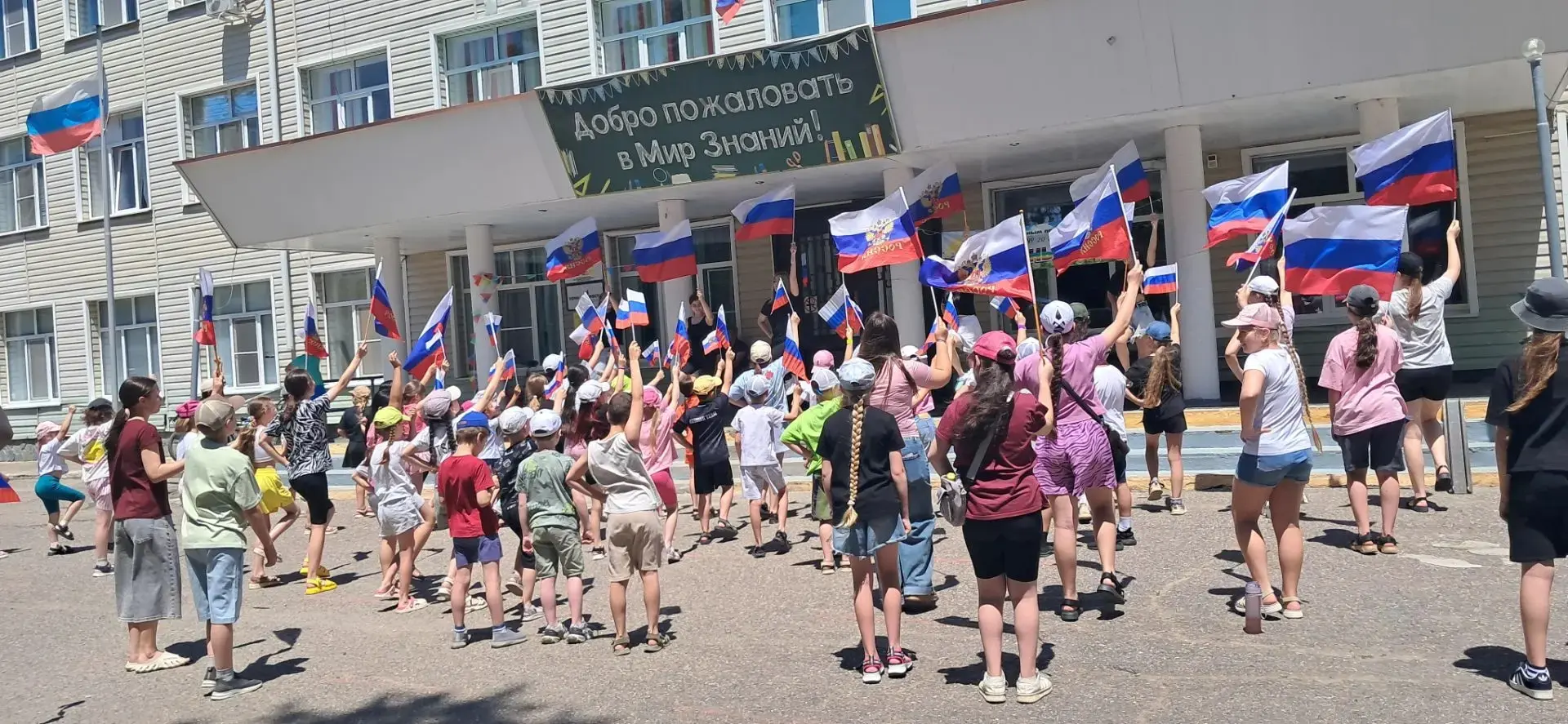 Сегодня руководитель народного танцевального коллектива "Ровесник" Амян Анжела Александровна провела