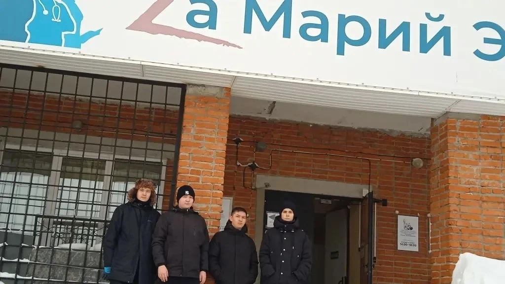 Не словом, а делом! Наши богатыри 11А класса оказали помощь в погрузке гуманитарной помощи организац