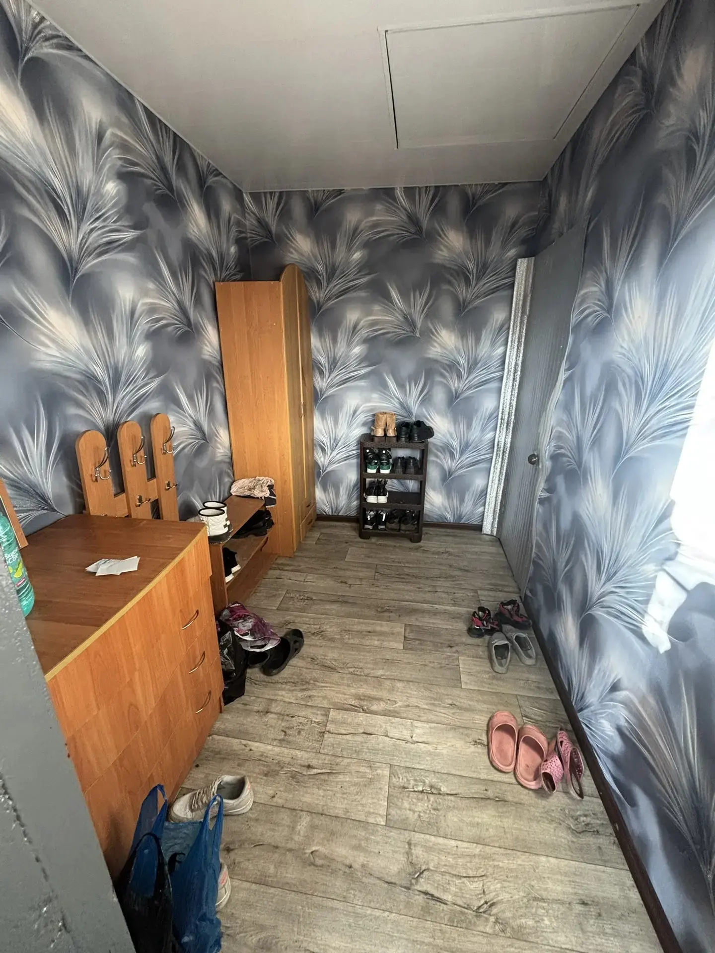 Продам часть дома на пос мирном, в доме две комнаты, везде натяжные потолки. Кухня, санузел (душевая