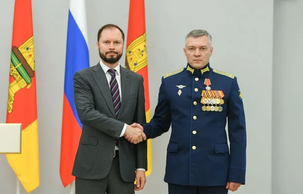 🎖 В преддверии Дня России руководитель Тверской области Виталий Королев вручил жителям региона госу
