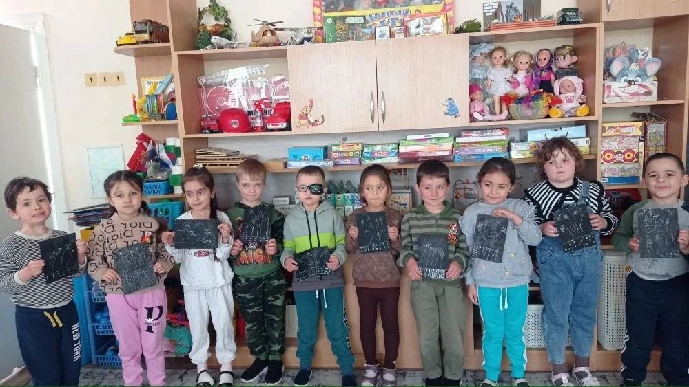 Рисование в нетрадиционной технике "Граттаж" в старшей группе ДОУ. Тема: "Салют над гор...