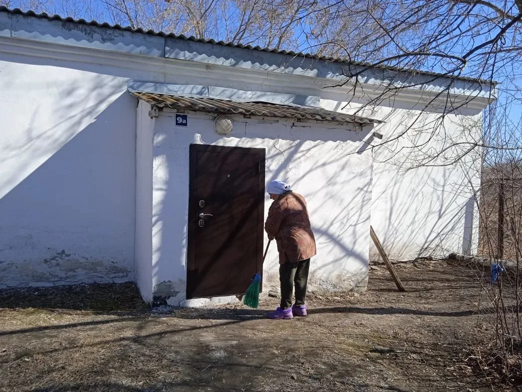 Сегодня , 3 апреля, в Степновском детском саду прошел субботник. Сторожа вычистили участок от сухой 