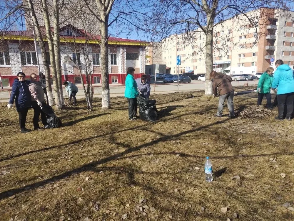 #Про_субботник  Технический персонал 5 школы сегодня вышел на субботник 🫶🏻 Полностью убрали территор