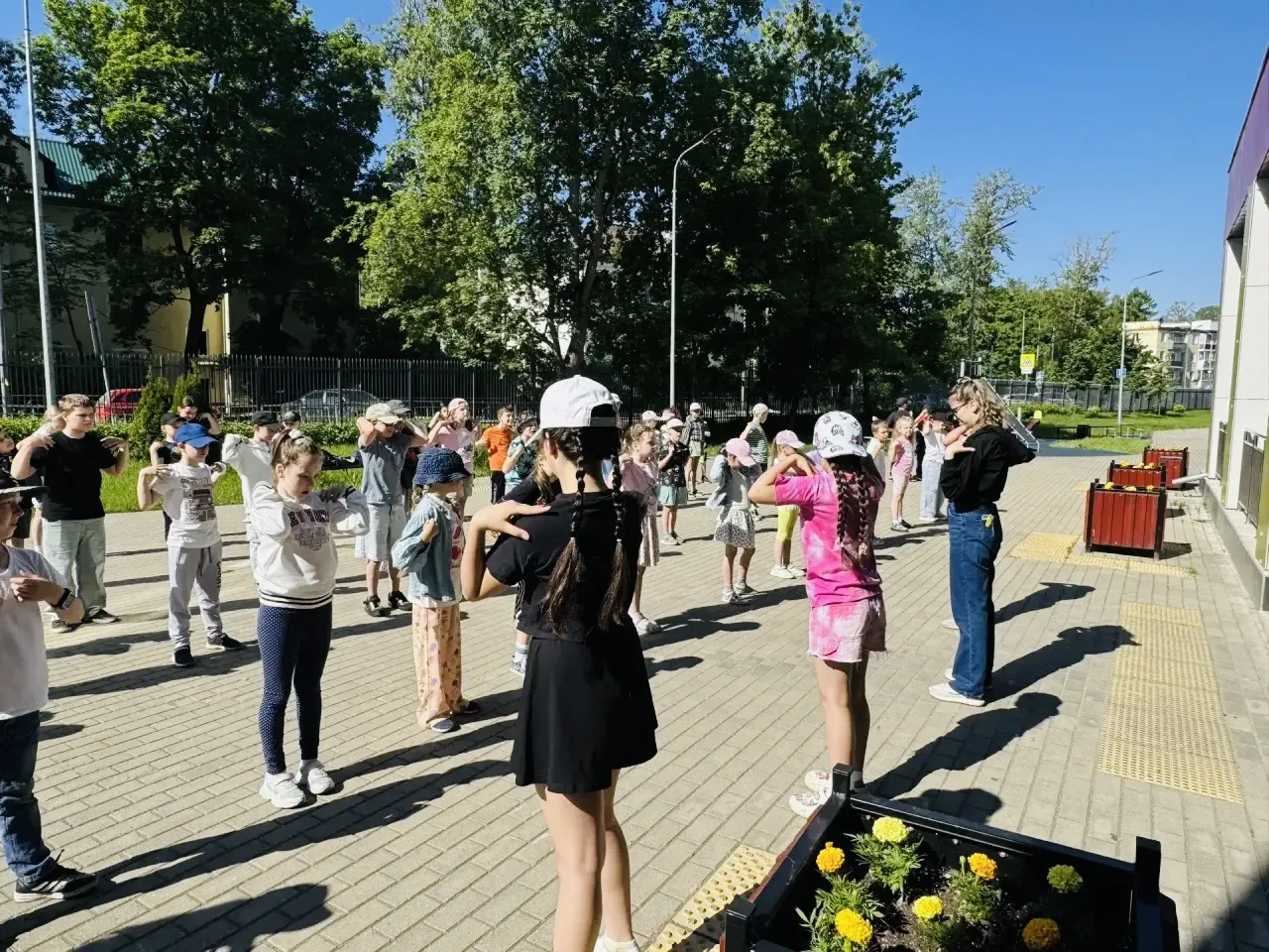 🤸‍♀️🏃‍♀️Утро началось с энергичной зарядки — под зажигательную музыку ребята размялис...
