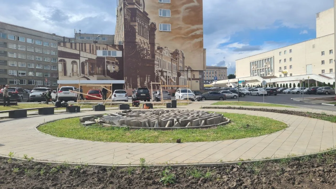 Начались работы по установке 45ти метрового флагштока в центре Орла