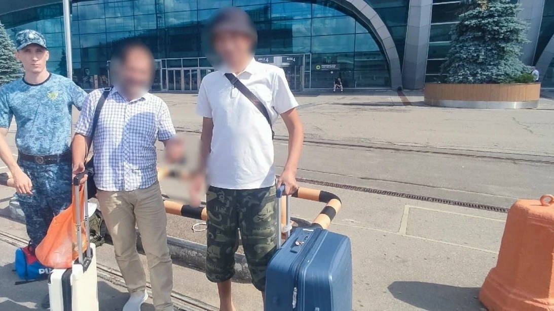 Двоих мигрантов выдворили из Крыма в аэропорт Домодедово для отправки за пределы России.