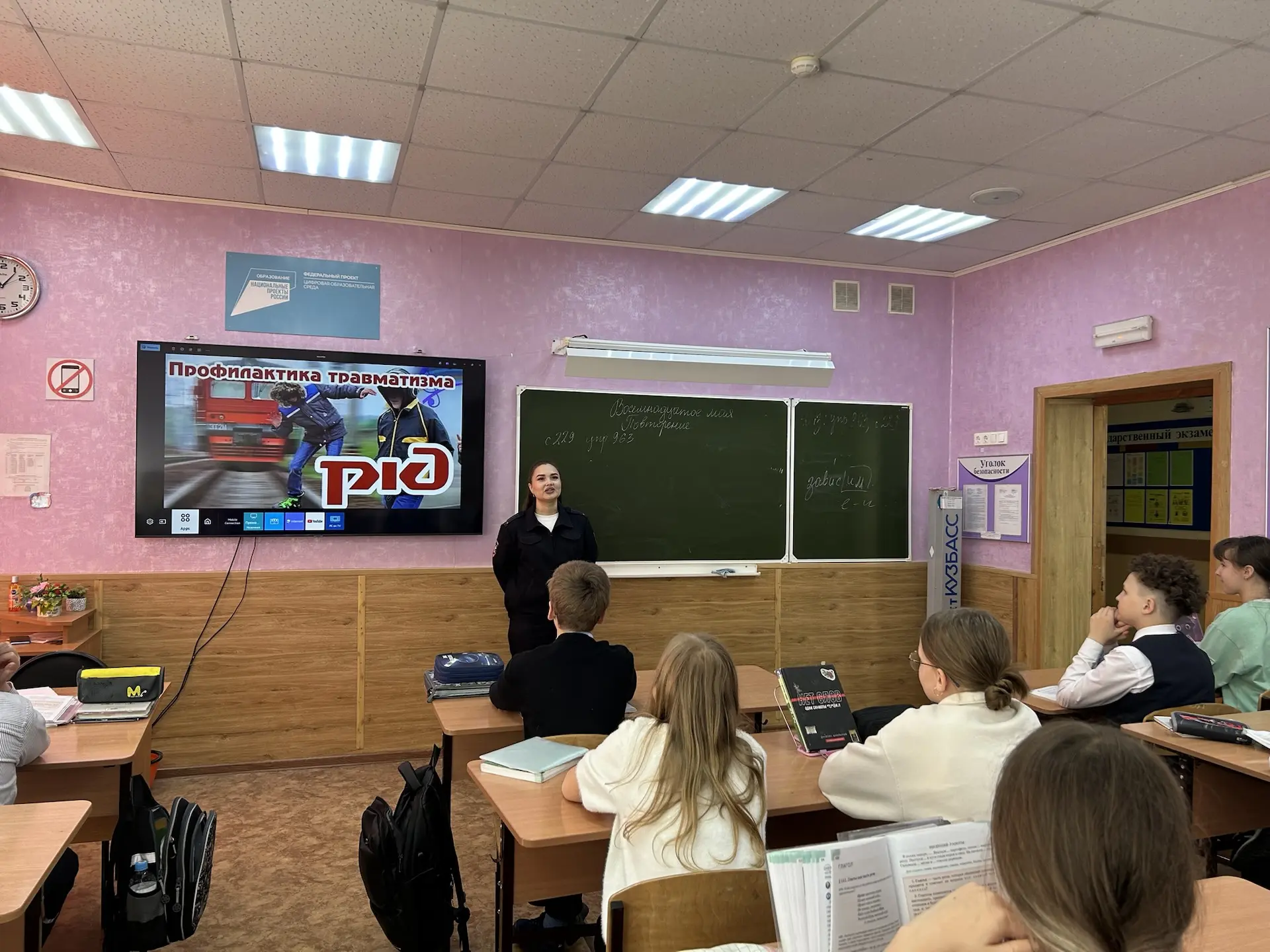 В рамках проведения месячника «Уступи дорогу поездам!» сотрудником линейной полиции была проведена б