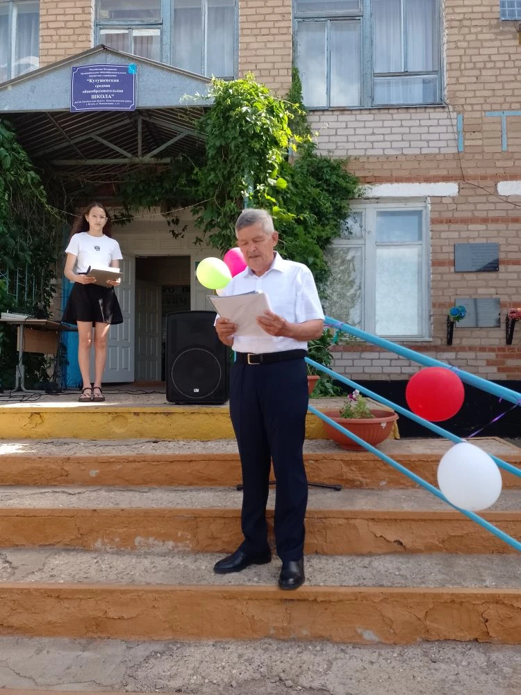 Вот и прозвенел последний звонок для выпускников 9  класса! 🎓🕊