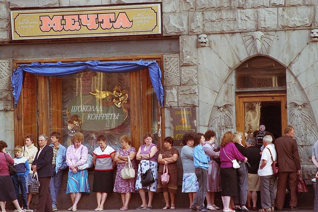 🍰 Очередь в магазин «Мечта», Невский проспект, 72. Ленинград, 1991 год.

В 1991 году кондитерский м