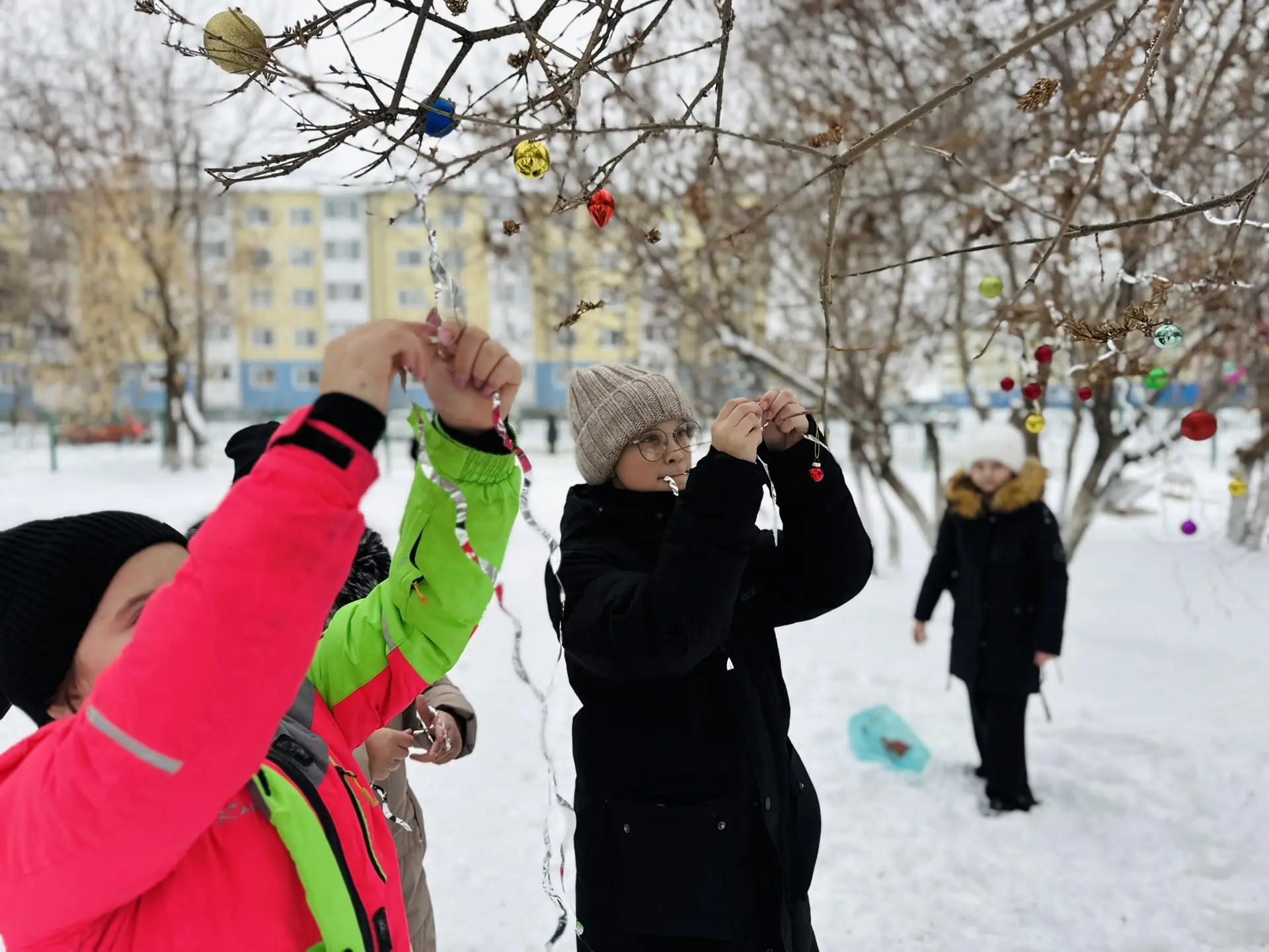 Мы создаем сказку вместе! 🎄✨  Друзья! Продолжается украшение территории любимой гимназии к самому во