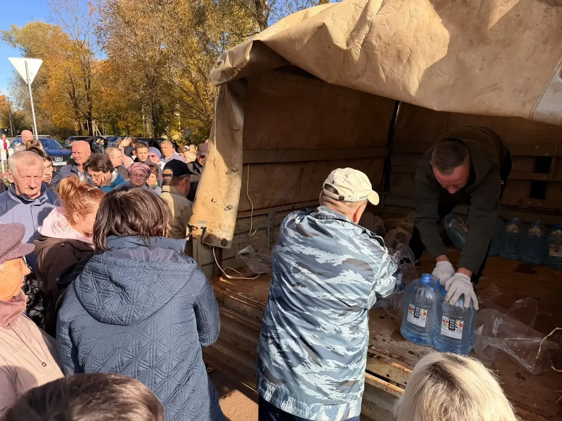 СМИ: МУП «КомСервис» организовал подвоз воды в Хотьково, для жителей [более 70 многоква...