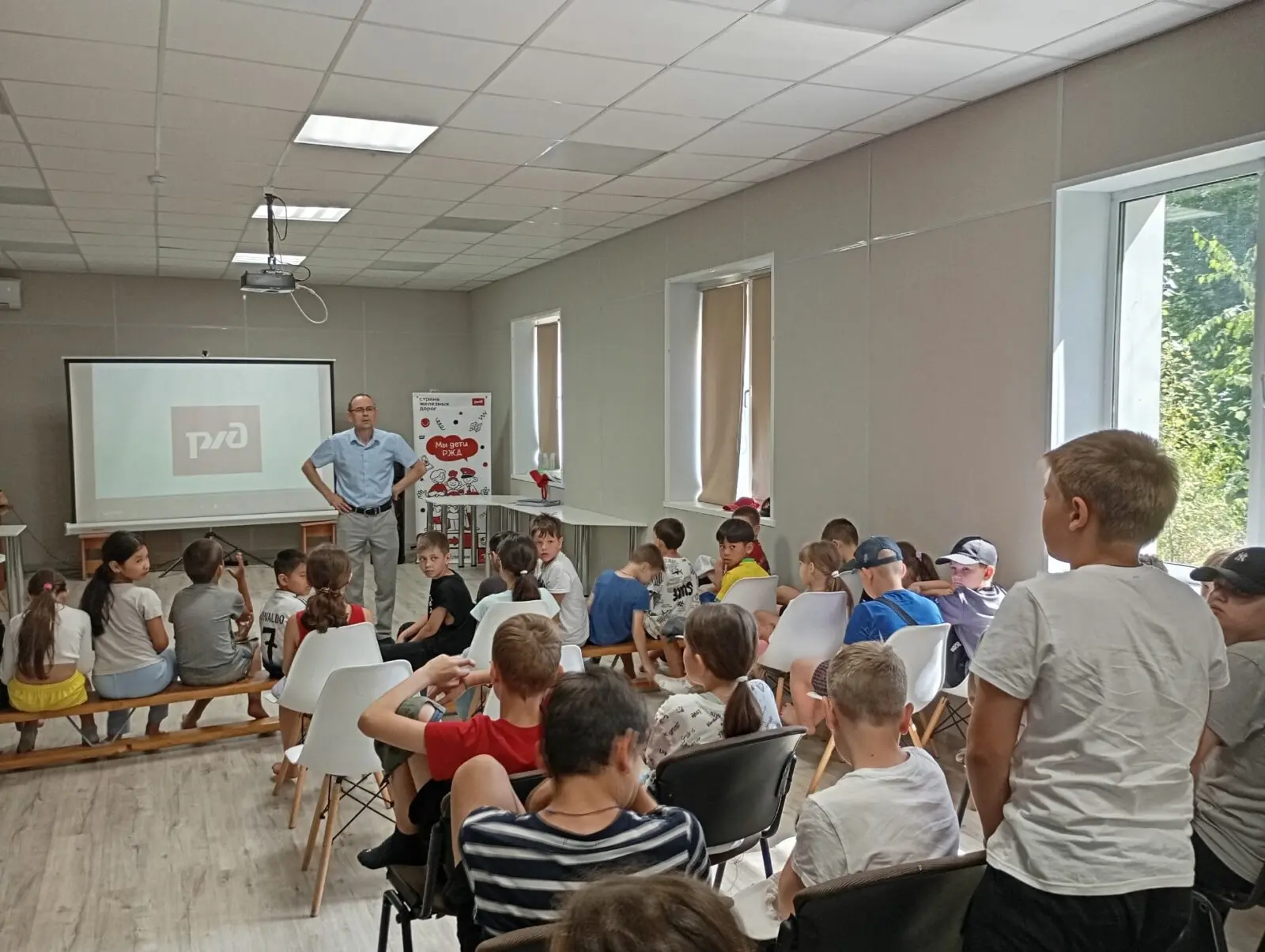 В Астраханской области детям показали, почему железная дорога не прощает ошибок