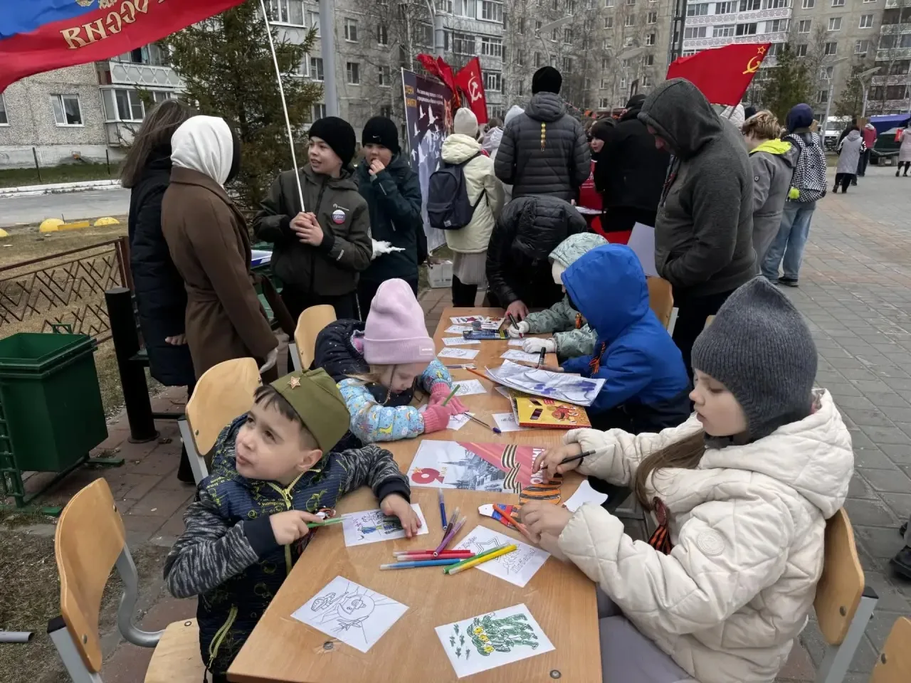 Взрослые и маленькие мегионцы вместе с нами рисовали голубей,  тренировались в сборке и разборке авт