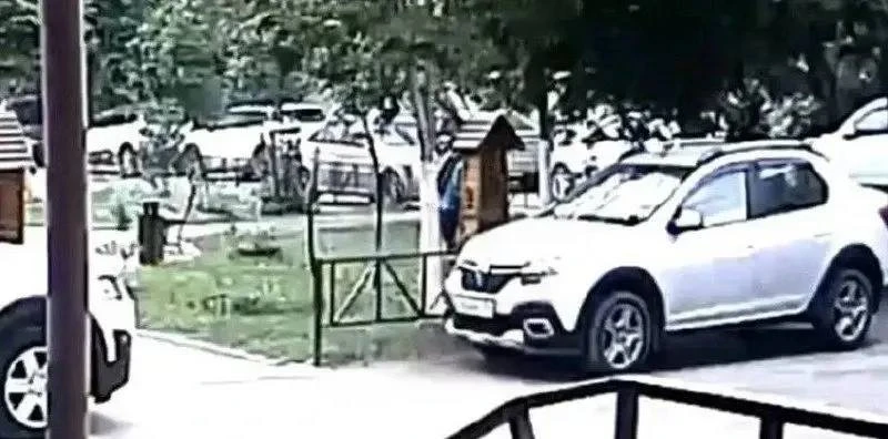 В Энгельсе на детской площадке во дворе дома №144 по улице Тельмана пострадал ребёнок