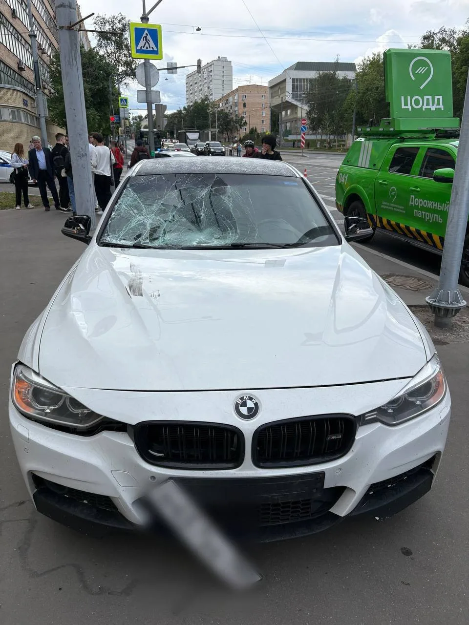 👮‍♂️ BMW вылетел на тротуар на востоке Москвы и сбил двух пешеходов, — ГУ МВД.  Пострадавшим оказали