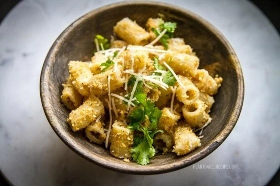 Макароны с чесночными крошками