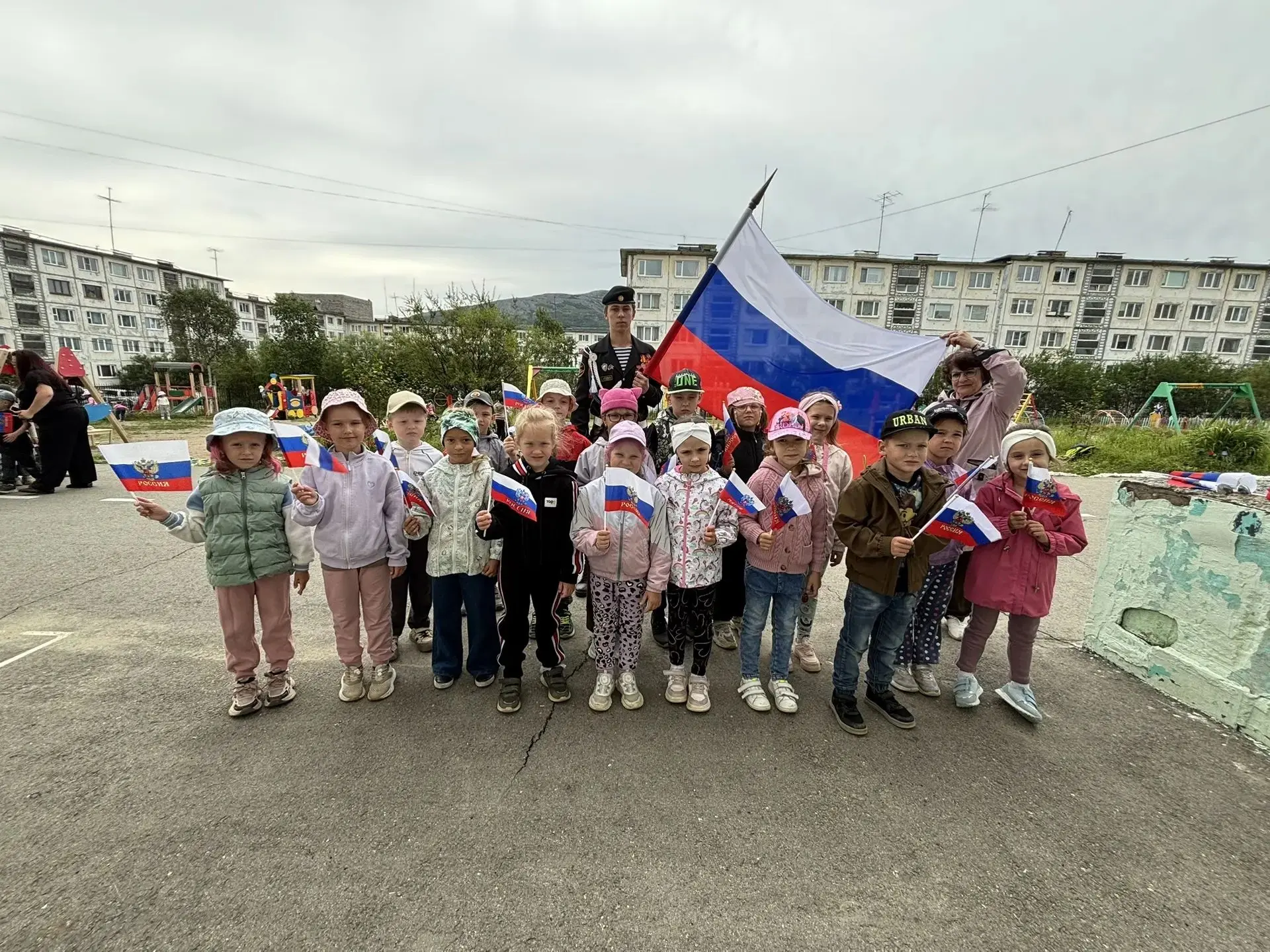 Я держу в ладошке флаг,