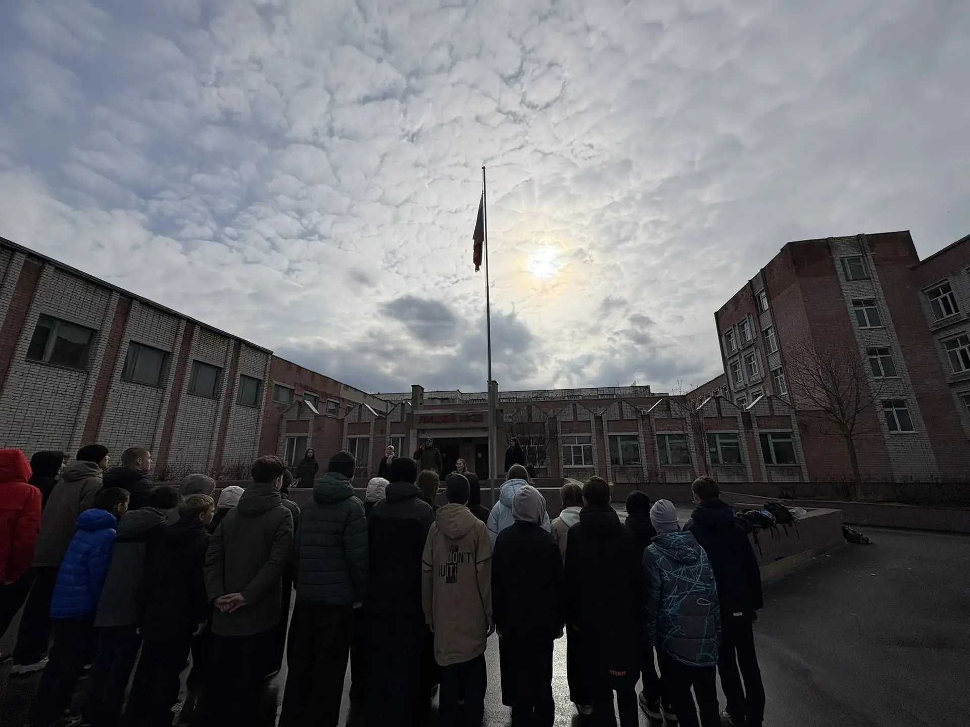 🇷🇺Доброе утро, лицей!  Сегодня почётное право поднять флаг Российской Федерации  предоставляется обу