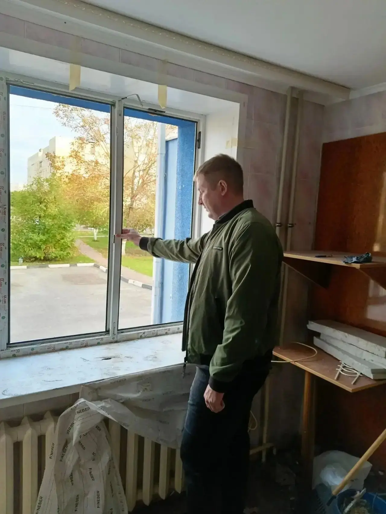 Заехал на один из повреждённых объектов в городе, проверить ход работ по закрытию тепло...