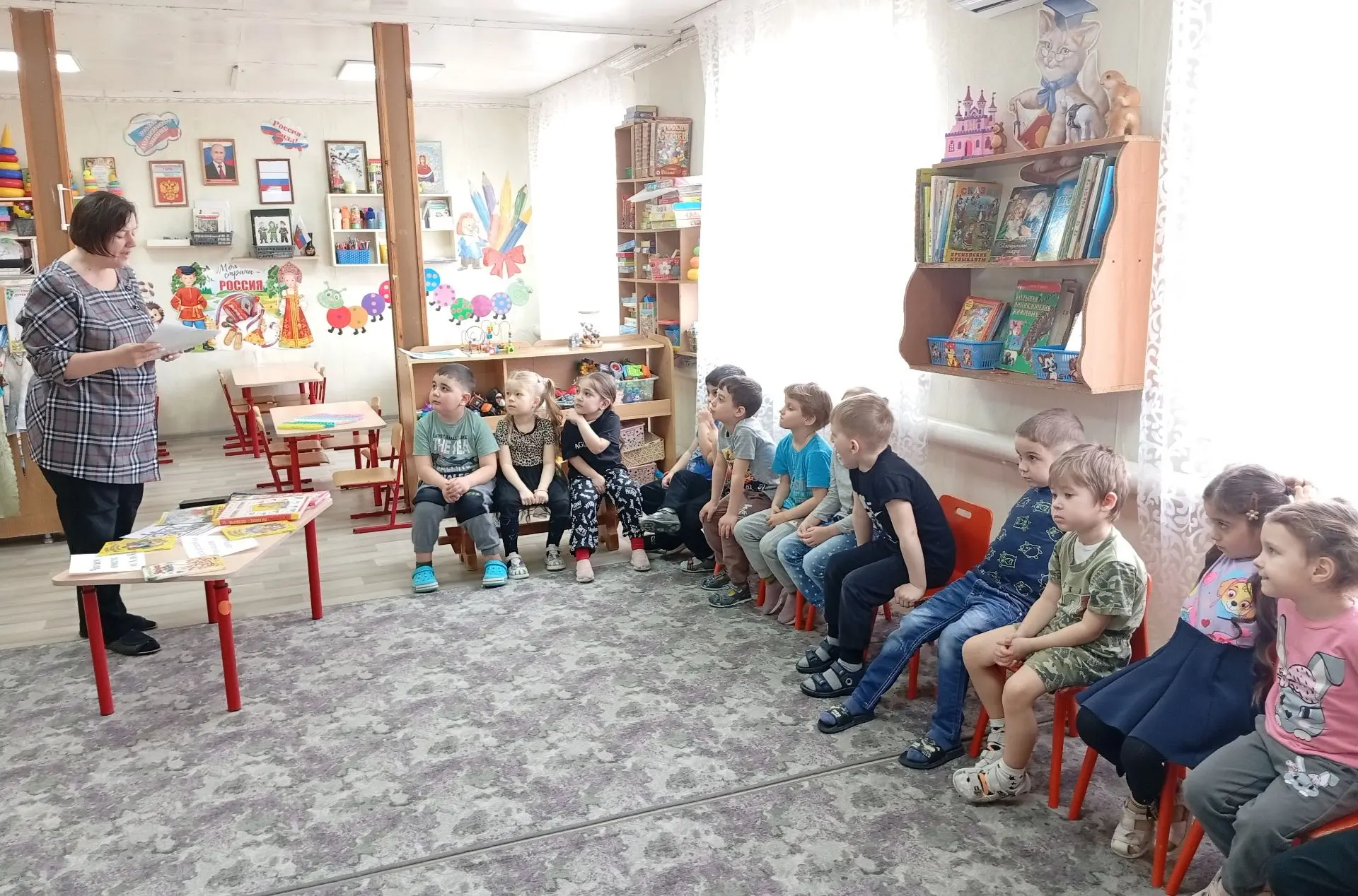В рамках проведения Всероссийской недели детской книги воспитанников детского сада «Зол...