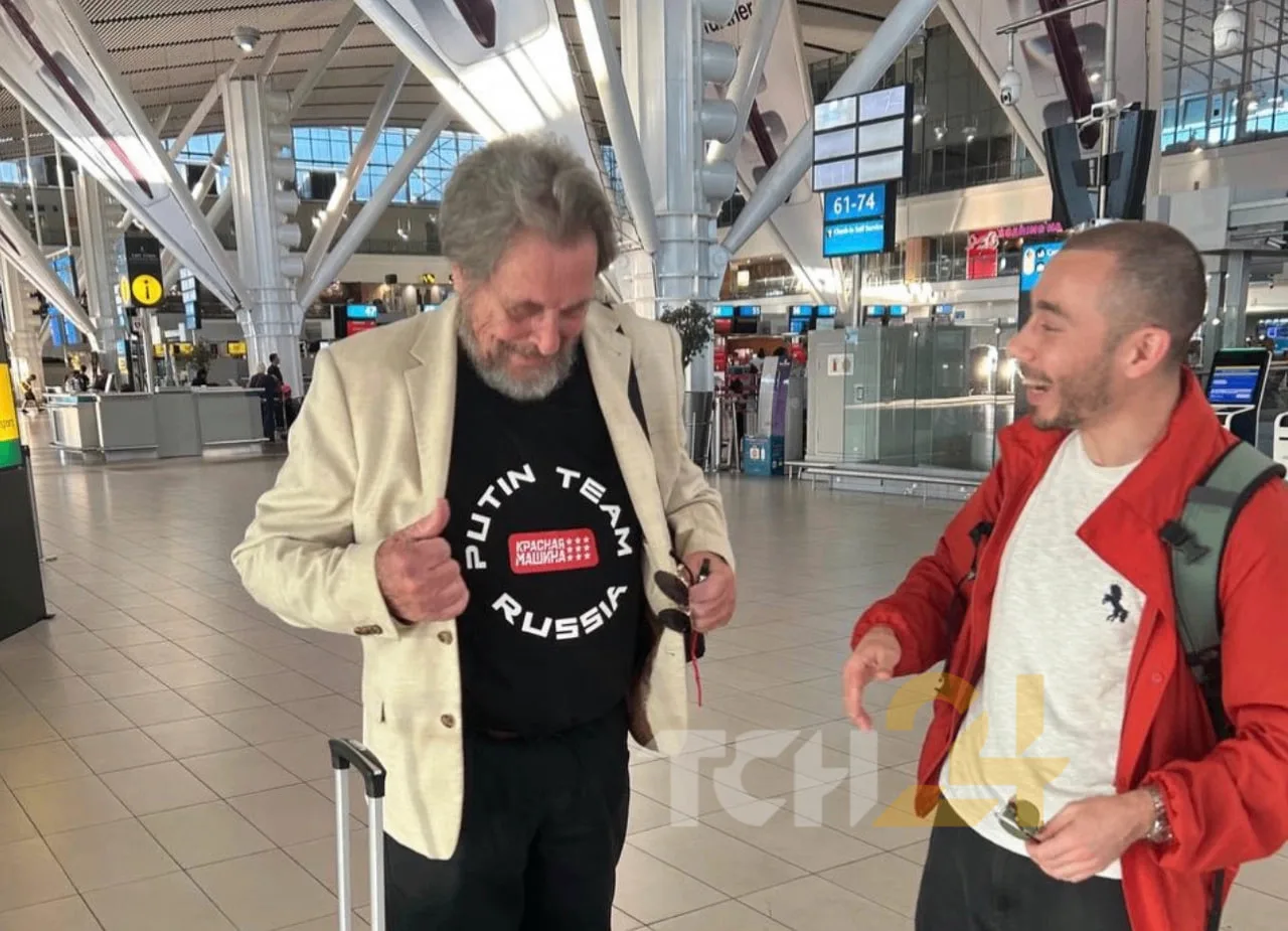 Отец Илона Маска показался в аэропорту Кейптауна в футболке «Команда Путина»