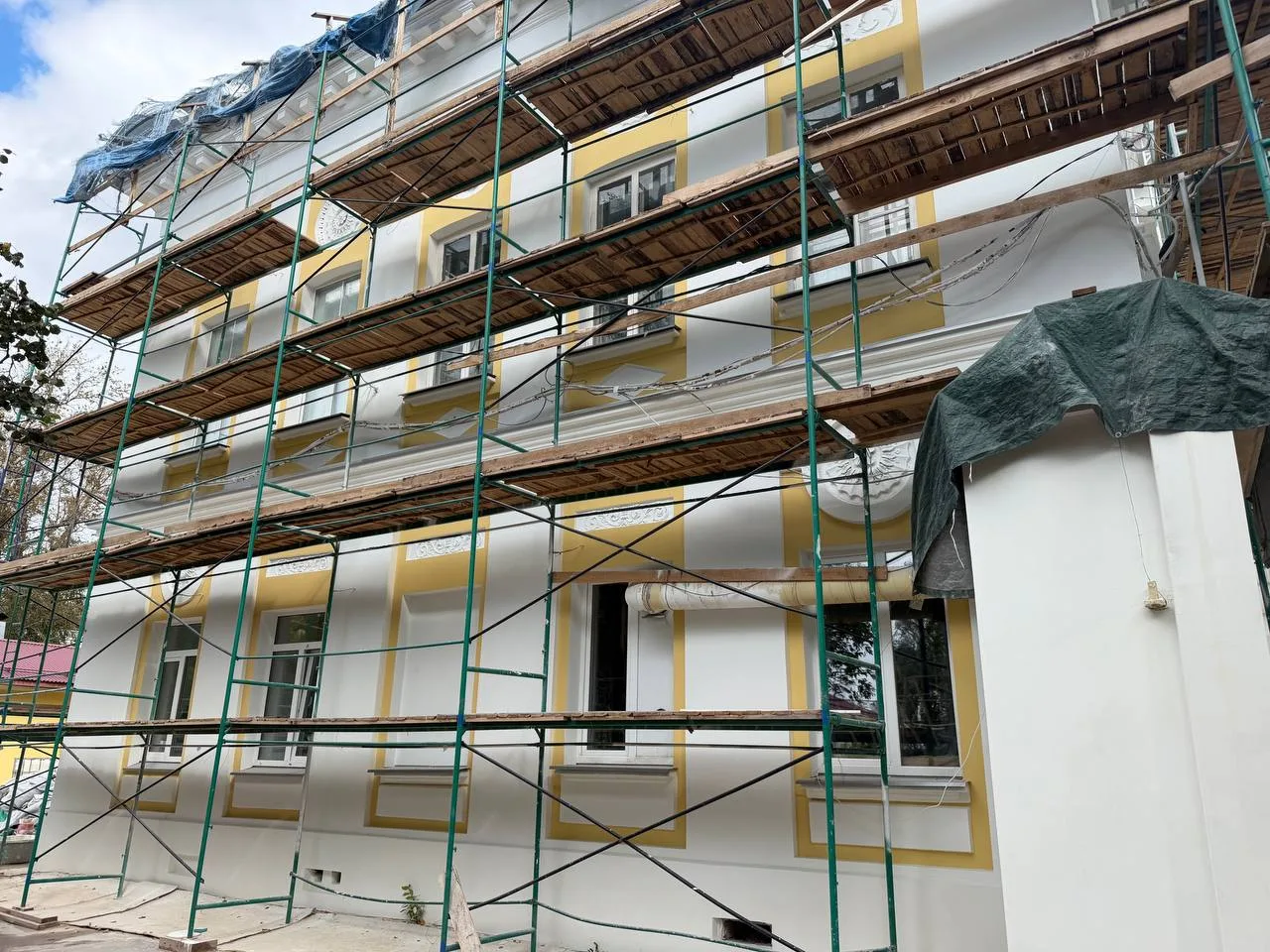 🏠 В Калуге ремонтируют историческое здание Пестряковской богадельни
