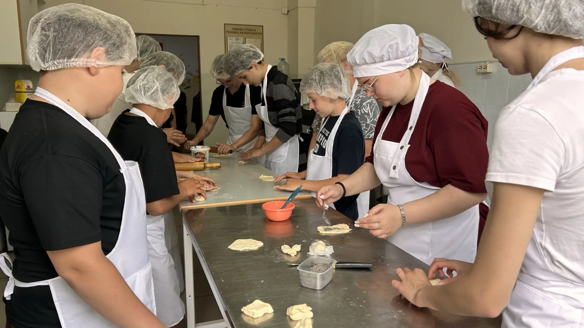 👩🏻‍🍳Школьники познакомились с профессией на практике

9 июля на базе Крымского технического колле
