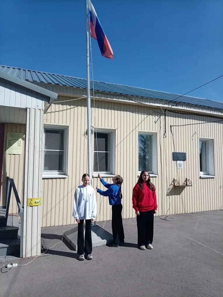 Дорогие коллеги, ученики и уважаемые родители!

Сердечно поздравляю вас с главным государственным пр