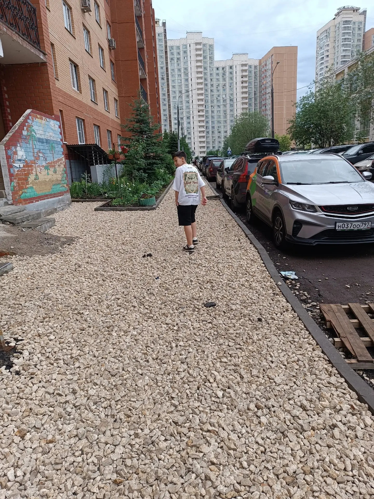 Чё за д…🙄 из адм решил видимо в пятницу снять асфальт и засыпать тротуар щебенкой?!?!