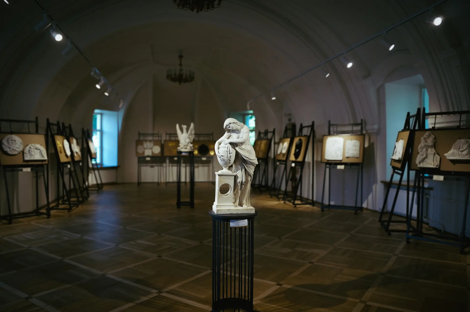 Что может рассказать о человеке его мемориальный портрет или фамильный герб? Как читать...