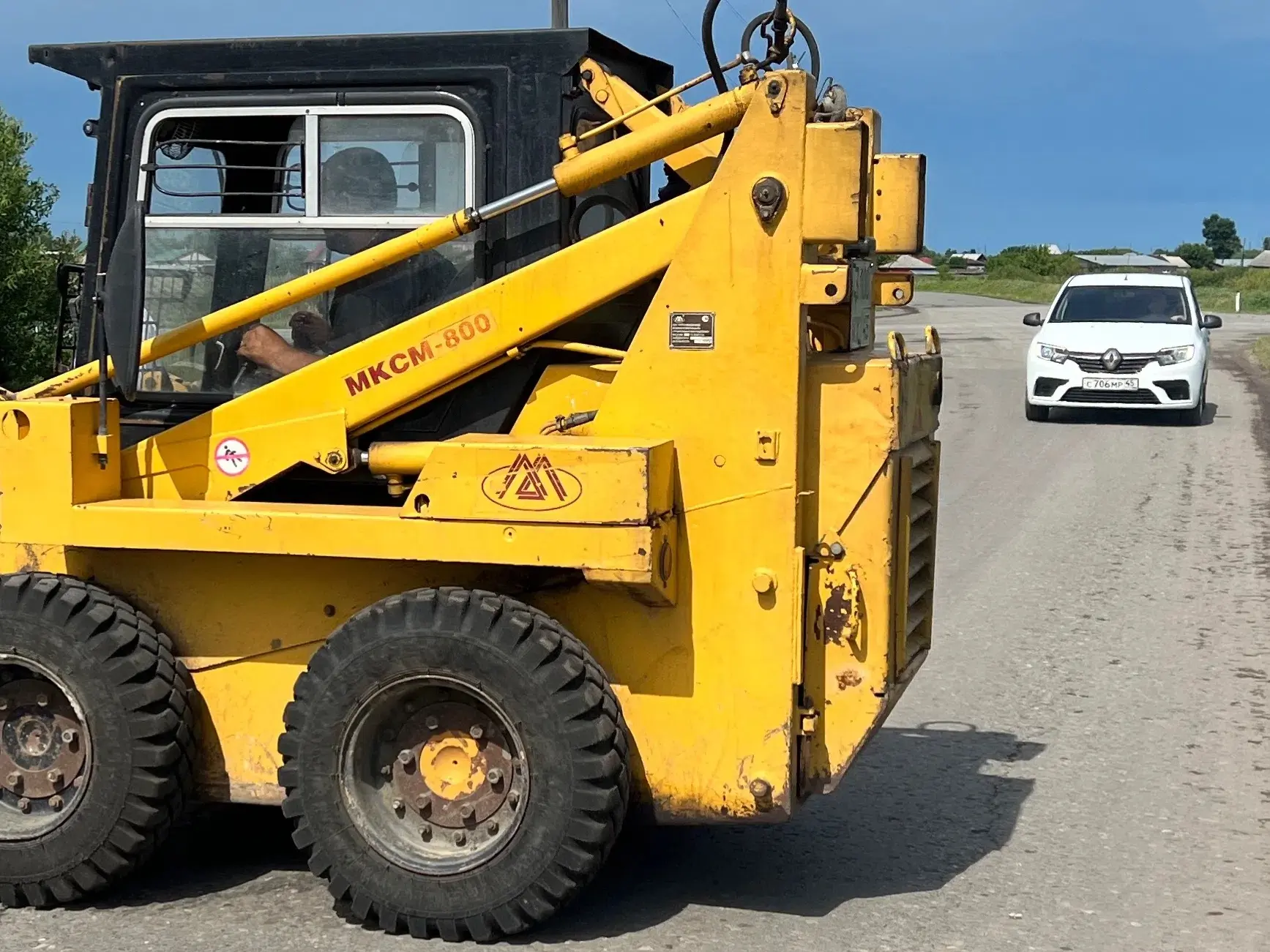 🚧По улице Суворова в селе Белозерском началась большая работа

От подъезда к д.Корюкина до улицы Ка