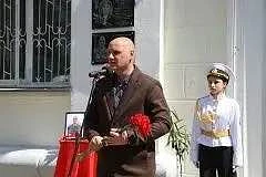 В Керчи увековечили память Героя СВО Артёма Завгороднего  В Керчи торжественно открыли мемориальную 