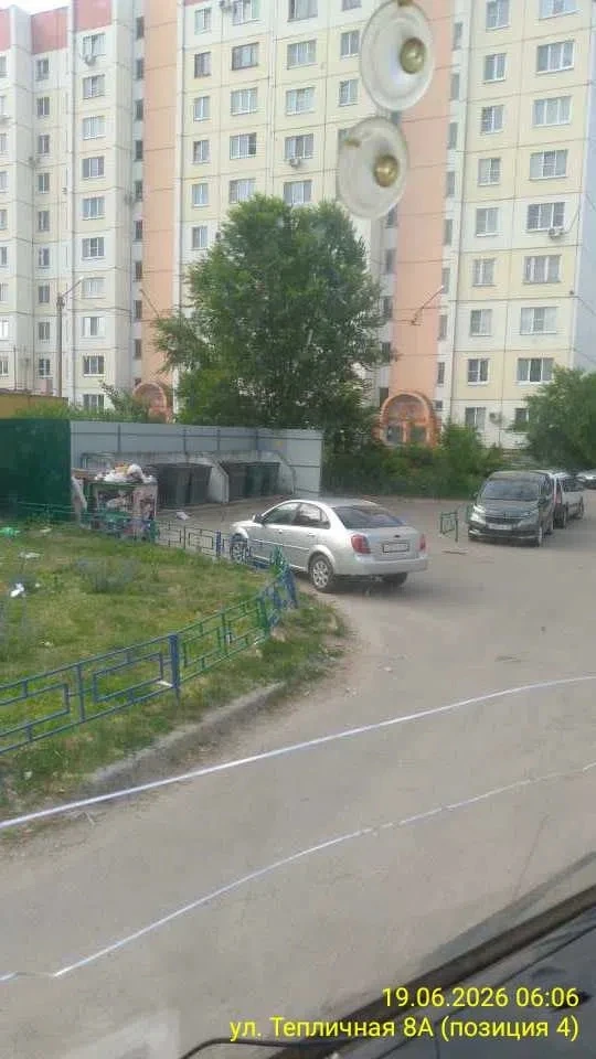 Ежедневно водители мусоровозов сталкиваются с проблемой блокировки контейнерной площадки припаркован