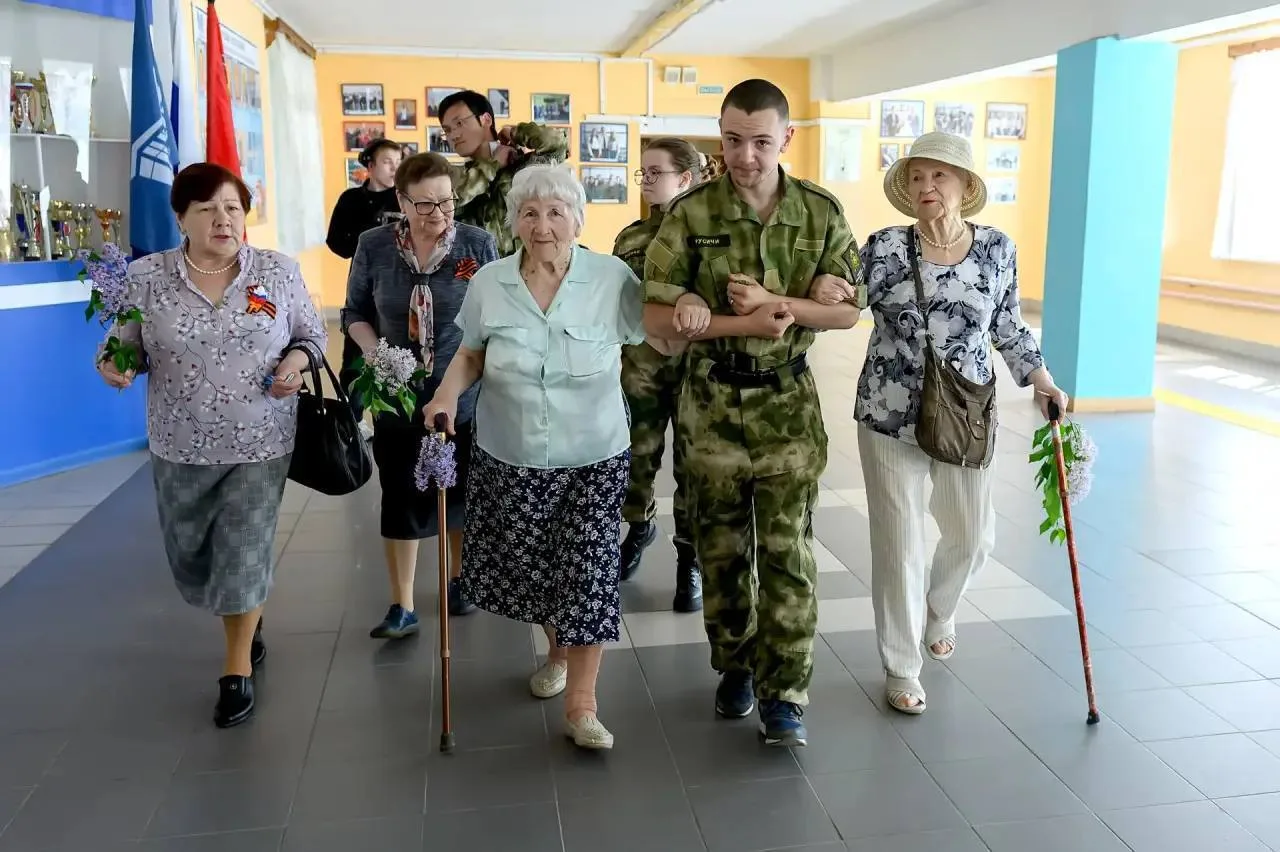 В колледже Подольска прошла акция «Сирень Победы» с участием ветерана Великой Отечественной войны  В