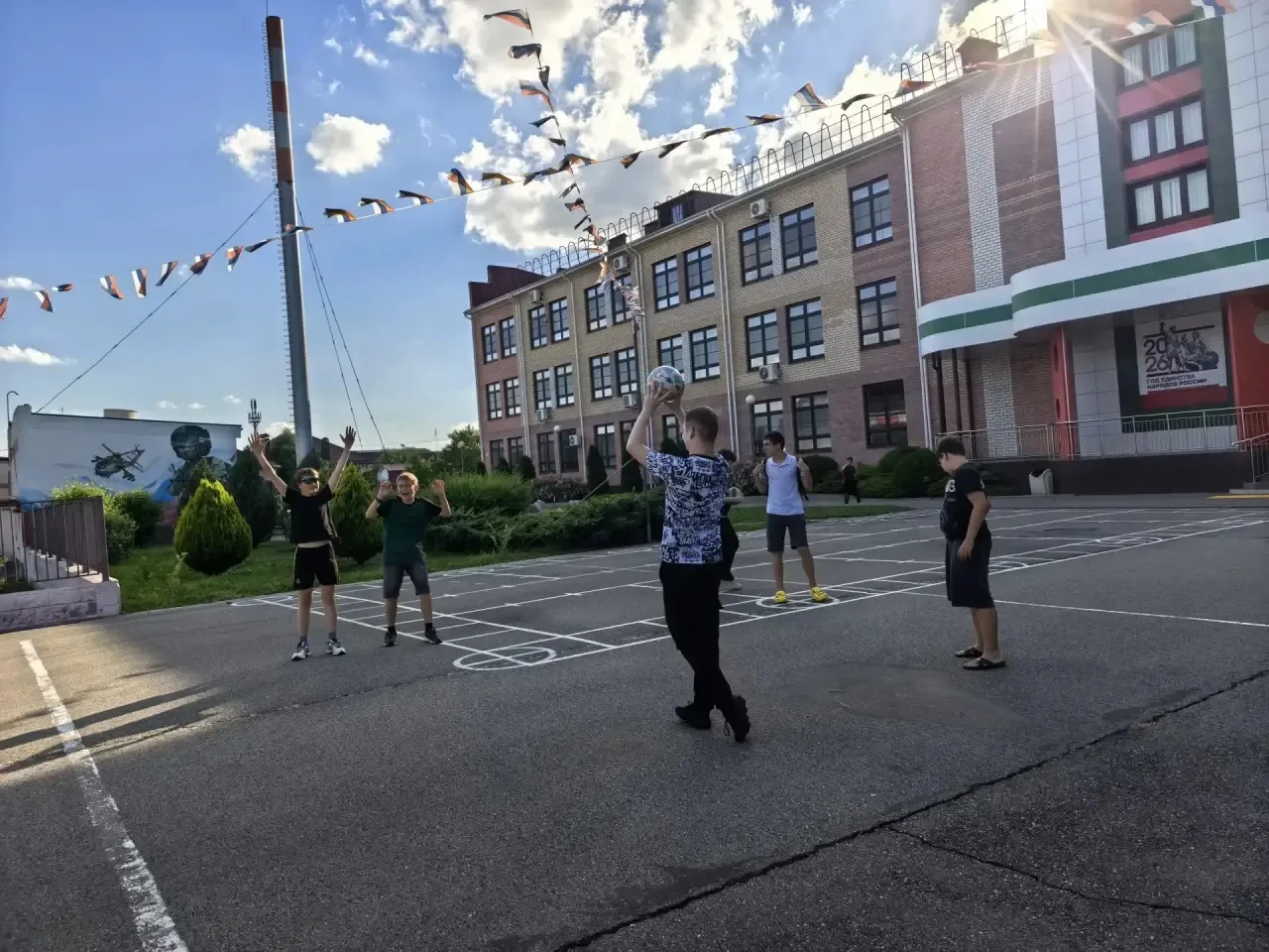Непоседы, прощай! 👋

Вот и пролетел последний день нашей вечерней площадки. Грустно? Немножко. 

Эт