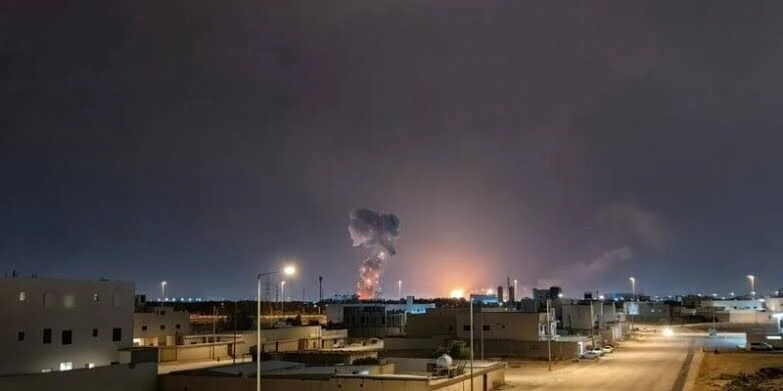 🔥 Появились видео пожара на крупном НПЗ в городе Рабиг в Саудовской Аравии
