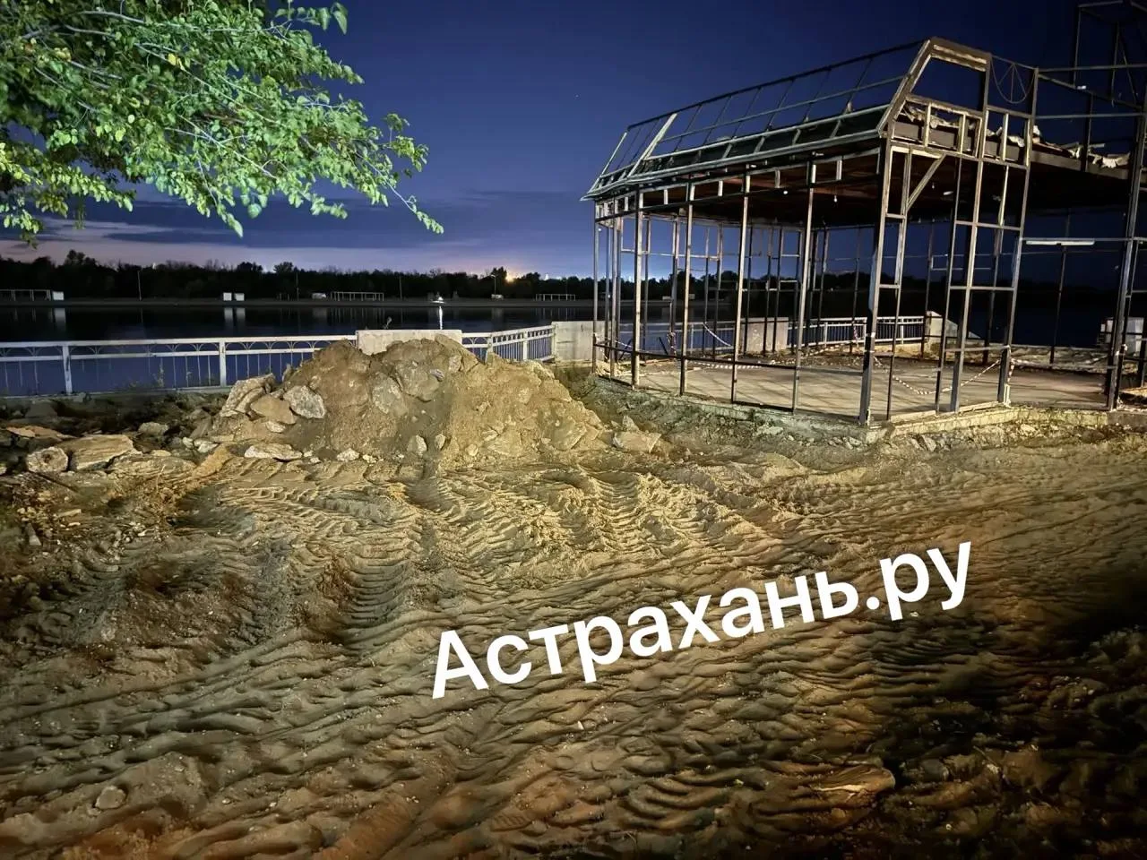В Астрахани перекопали Комсомольскую набережную: что происходит в общественном простран...