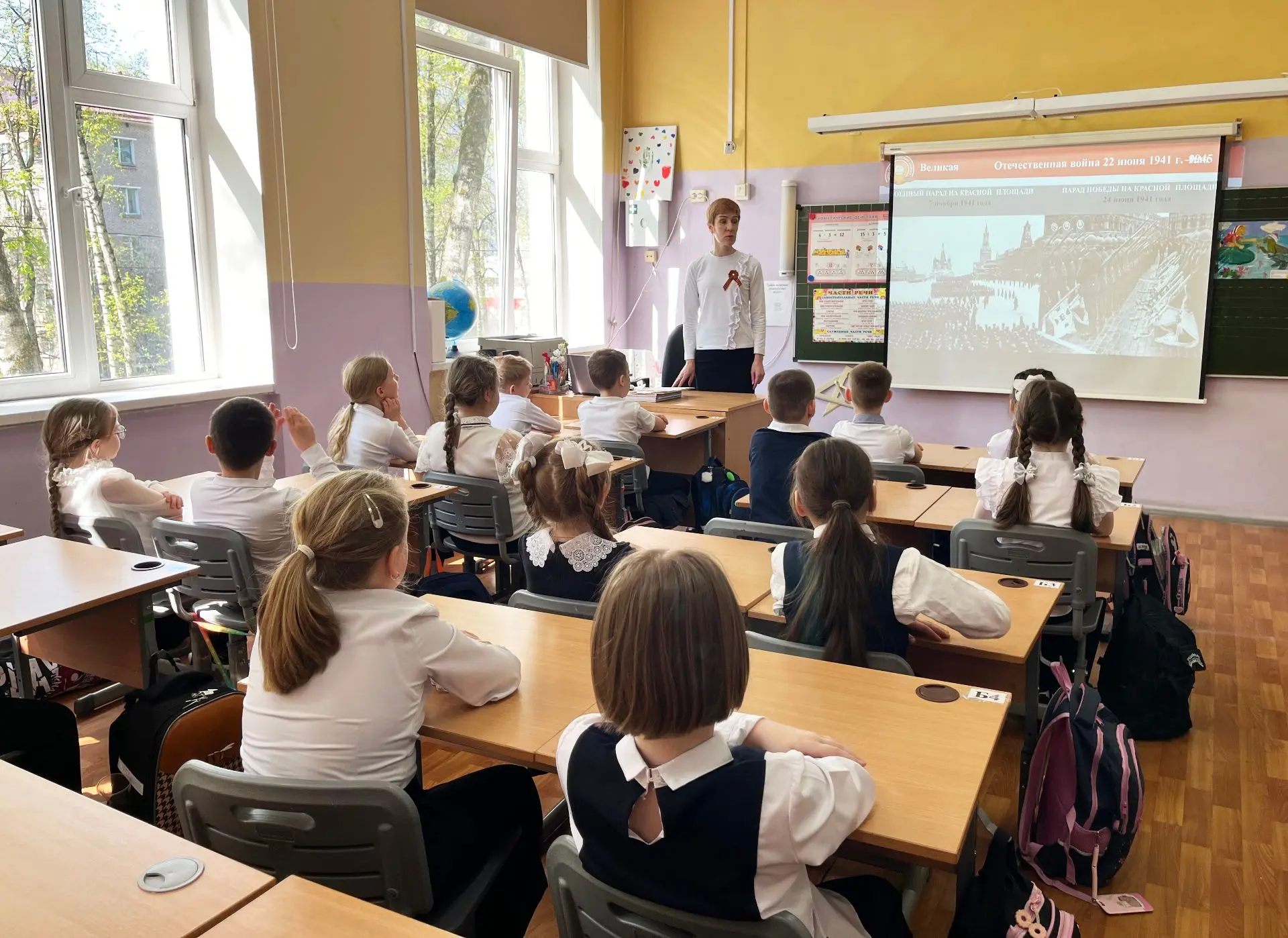 🏅Урок мужества  🌟 Во всех классах школы прошел урок мужества, посвящённый добровольцам Москвы в годы