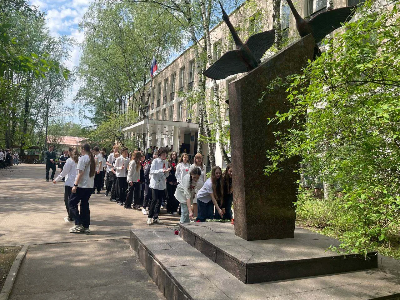 🌹 Красные гвоздики — символ памяти и благодарности   В нашей школе состоялась трогательная акция «Кр