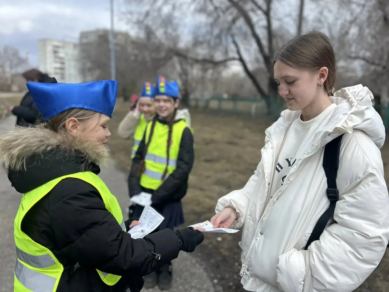 Сотрудники Госавтоинспекции Новокузнецка совместно с юными инспекторами движения и родителями школы 