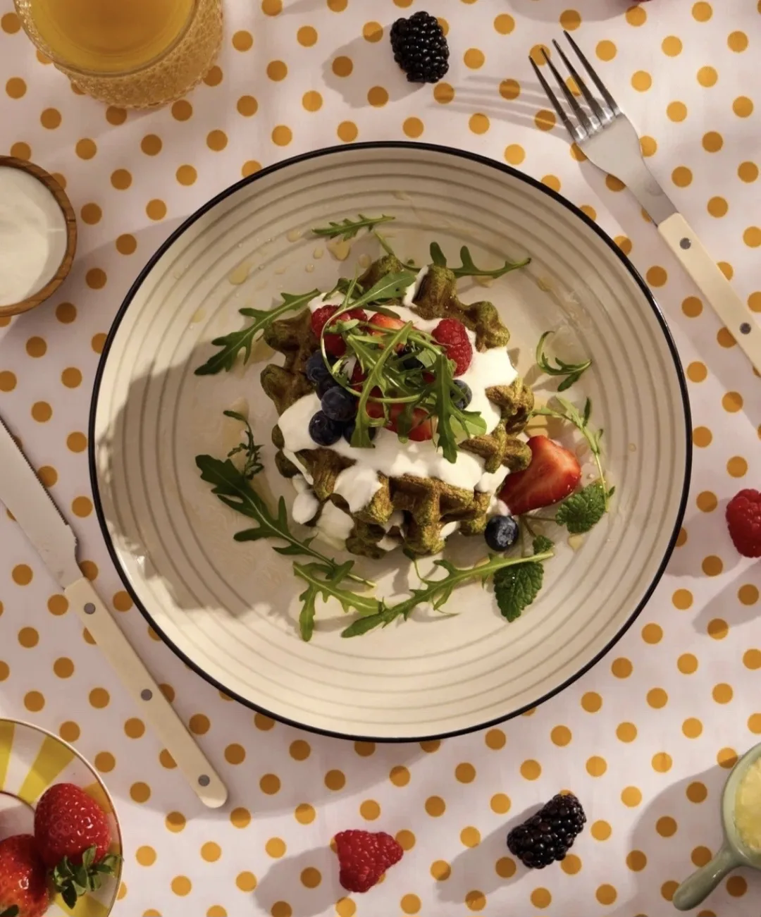 Очень вкусные вафли из банана, овсянки и руколы
 
Вам понадобятся:
Пряная рукола  – 1 уп.
Яйцо – 2 ш