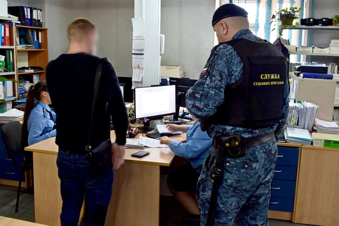 Алиментщик сменил руль на метлу

✅ Должника, уклонявшегося от уплаты алиментов, судебные приставы ус
