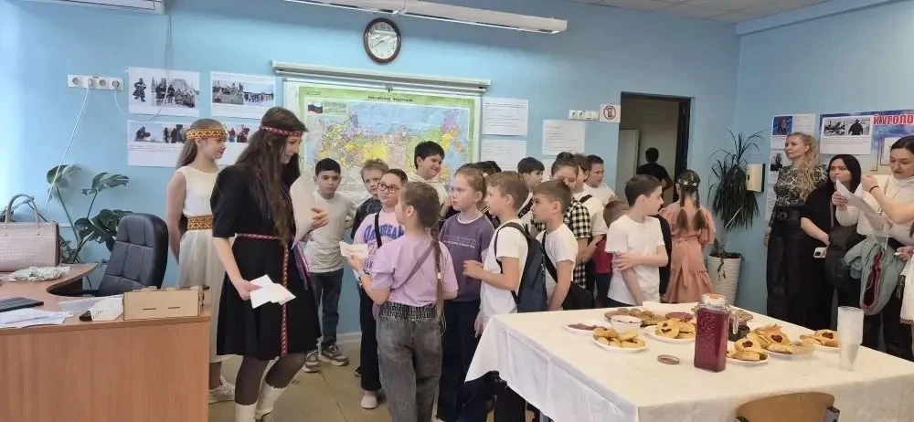 🇷🇺 В рамках празднования Дня школы, приуроченного к Году единства народов России, учащиеся 5 «Д» кла