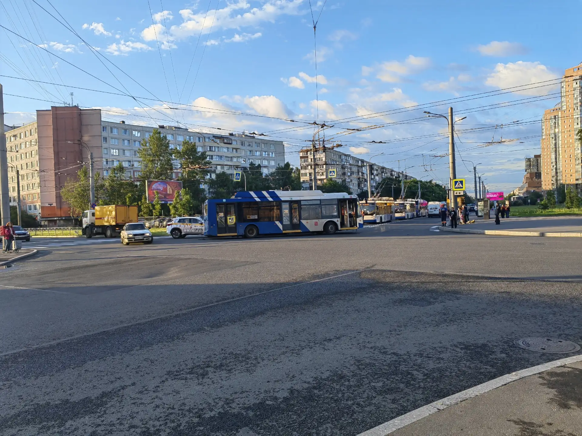 На перекрестке улиц Будапешская и Белы Куна - пробка из троллейбусов.

📍 Санкт - Петербург
👉 Подпи